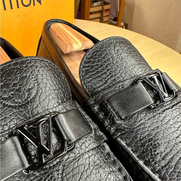 💥LOUIS VUITTON - Black Leather Monogram Hockenheim Loafers - SIZE 10 US / 9 EU - Picture 3 of 17